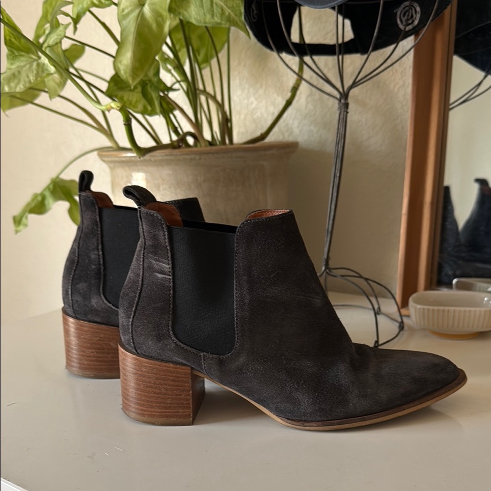Everlane Black Ankle Boots with Chelsea Style